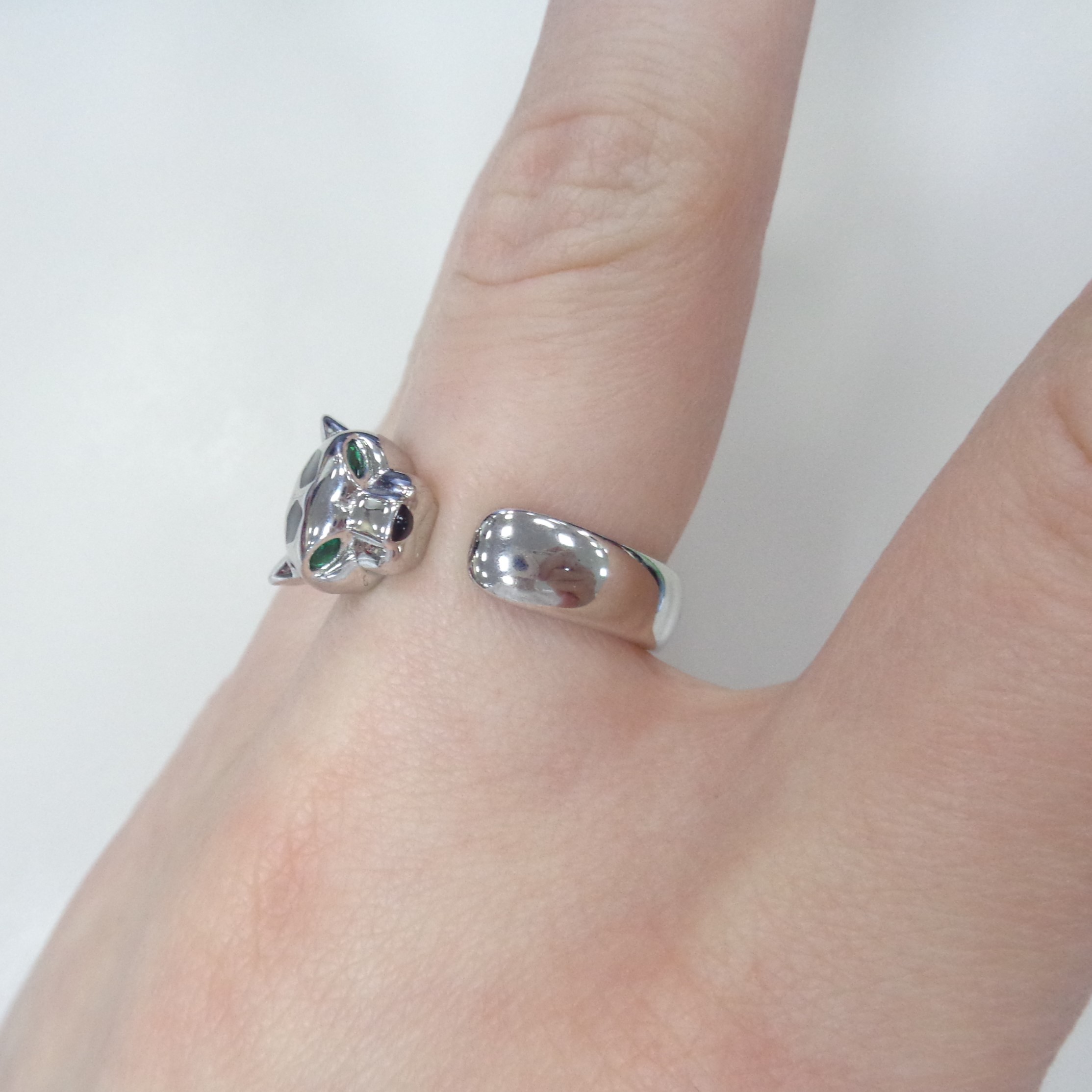 Серебряное незамкнутое кольцо с кубическим цирконием "Пантера"